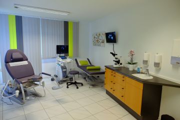 Behandlungszimmer 1 der Frauenarztpraxis Dr. Linda Henrich in Weinheim