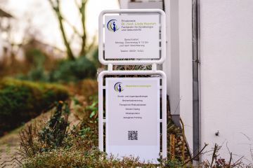 Praxiseingang der Frauenarztpraxis Dr. Linda Henrich in Weinheim