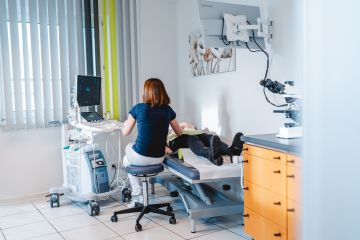 Behandlungszimmer 2 der Frauenarztpraxis Dr. Linda Henrich in Weinheim